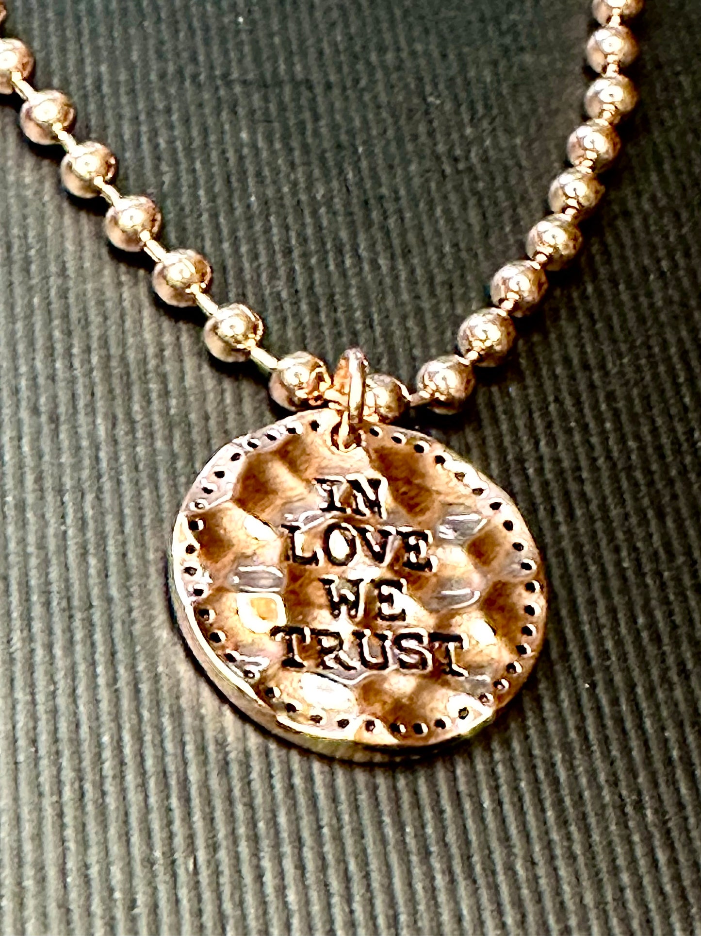 Halskette Rosé Gold mit Coin "IN LOVE WE TRUST"