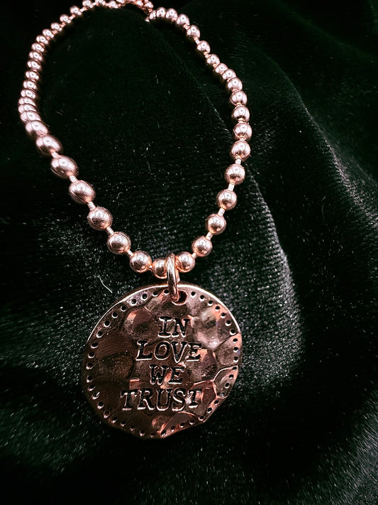 Armband Rosé Gold mit Coin      "IN LOVE WE TRUST"