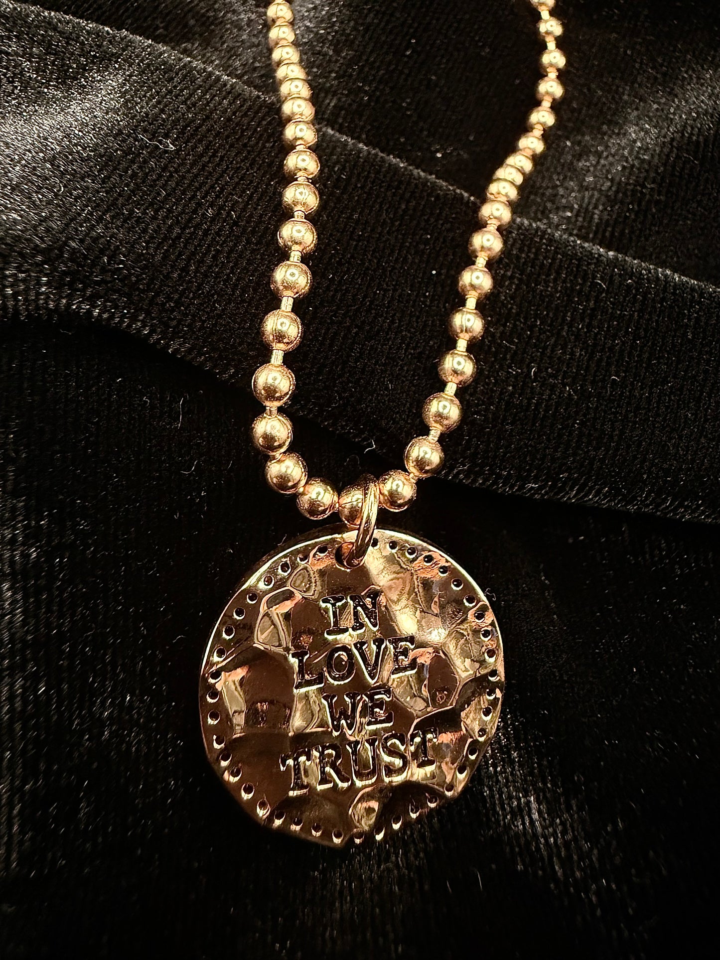 Halskette Rosé Gold mit Coin "IN LOVE WE TRUST"