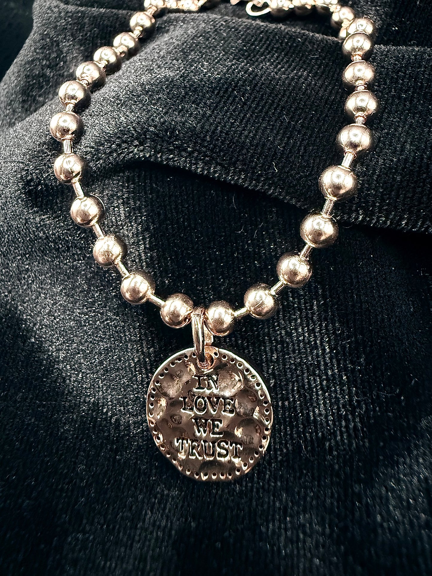 Armband Rosé Gold mit Coin      "IN LOVE WE TRUST"